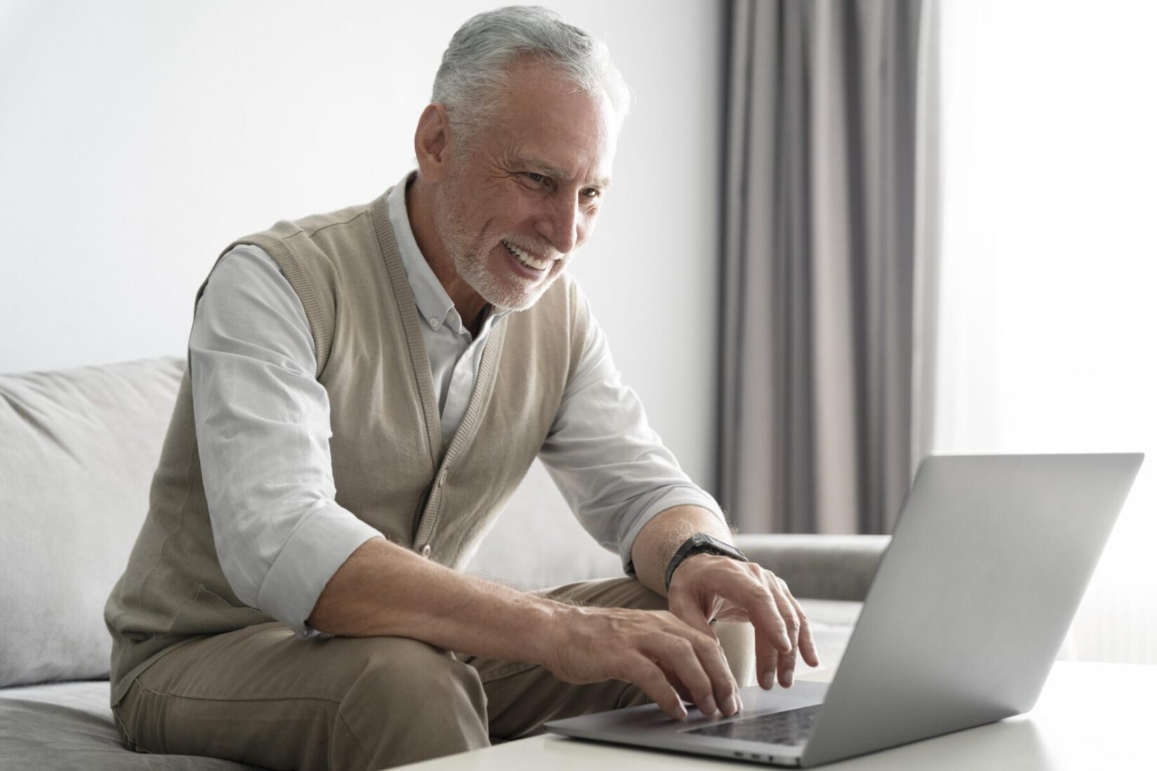medium-shot-smiley-man-with-laptop senior-friendly content method