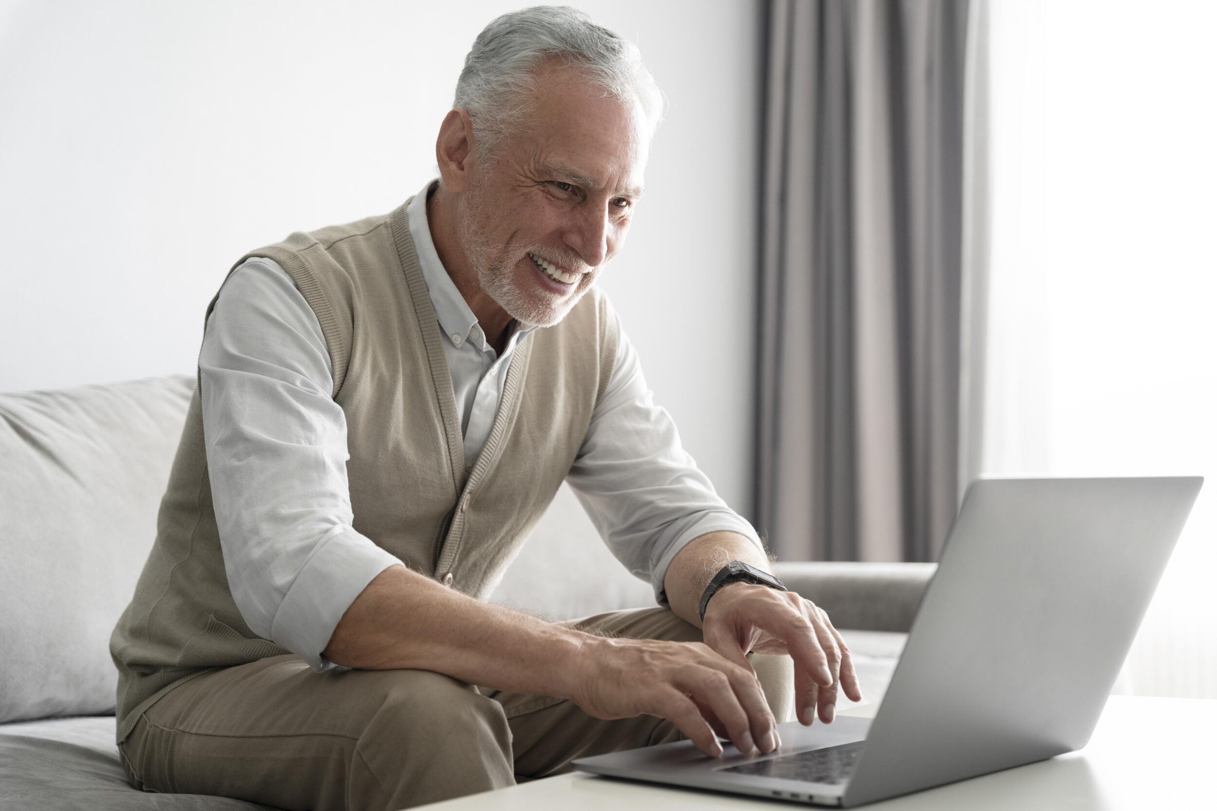 medium-shot-smiley-man-with-laptop senior-friendly content method